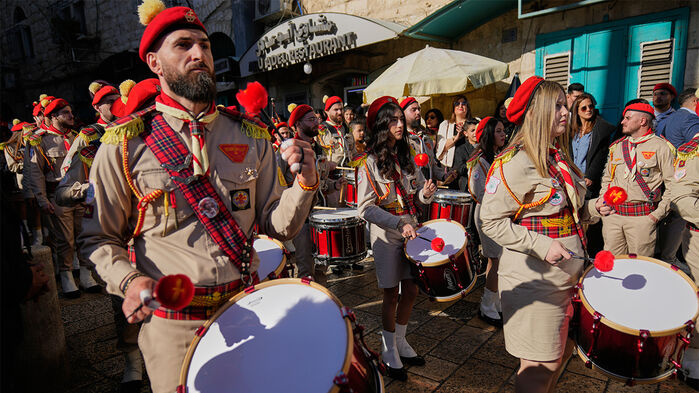 24일 예수 탄생지로 알려진 팔레스타인 서안지구 베들레햄의 예수 탄생 교회 근처의 광장에서 팔레스타인 스카우트 밴드가 퍼레이드를 하고 있다. (사진=AP, 연합뉴스)