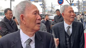 담담하던 김장하 선생 끝내 울음&hellip;"고맙습니다, 선생님"