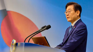 이 대통령 "불길&middot;파도 속으로 나선 공직자 희생에 예우&middot;보상해야"