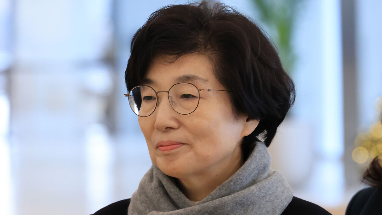 국민의힘 김기현 의원 부인 이 모 씨가 27일 김건희 여사의 '로저비비에 클러치백 수수 의혹'을 수사하는 민중기 특별검사팀에 2차 소환되고 있다.