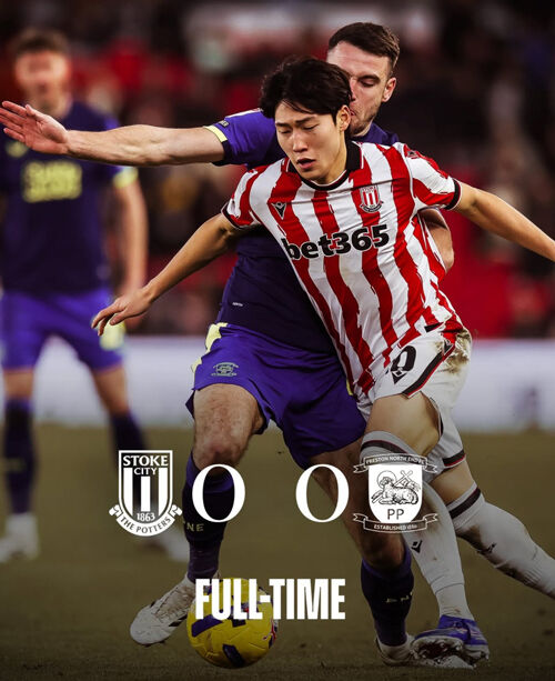 볼 경합을 펼치는 스토크시티 배준호 (사진=스토크시티 SNS 캡처, 연합뉴스)