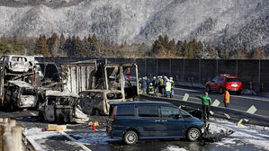 일 눈길 고속도로서 차량 67대 연쇄추돌, 20여 명 사상