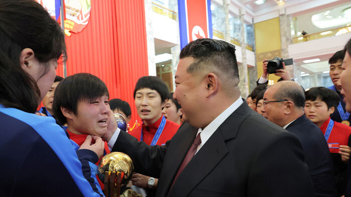 김정은 국무위원장이 지난 27일 북한 헌법절 기념행사와 신년 경축행사 초대자들과 함께 기념사진을 촬영했다고 조선중앙통신이 28일 보도했다. (사진=조선중앙통신, 연합뉴스)