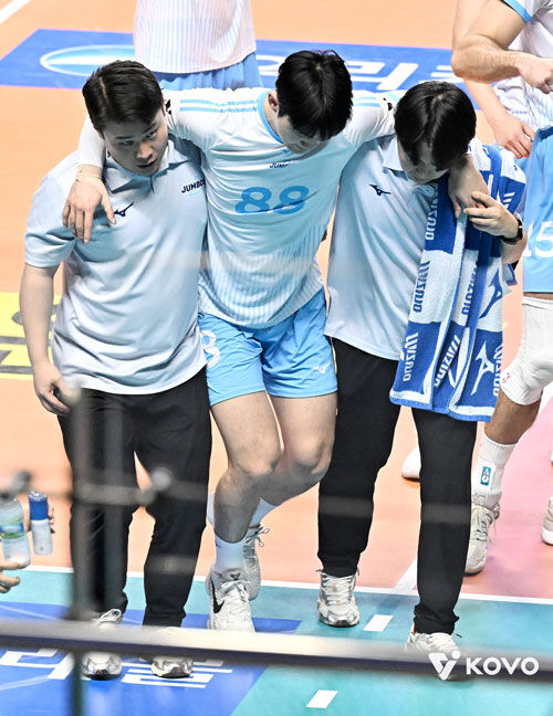 부축 받고 코트 떠나는 임재영 (사진=한국배구연맹 제공, 연합뉴스)