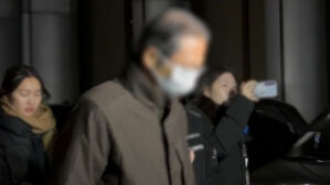 전재수에 '한학자 자서전' 건넨 통일교 간부, 9시간 조사 받고 귀가