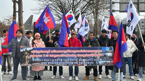 한국 국방부 몰려든 캄보디아인들&hellip;'규탄한다'더니 돌연