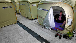 공항서 텐트 생활&middot;1인 시위&hellip;"달라진 게 없다"