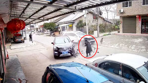 행인 바로 앞에서 '쾅'&hellip;"천운" 아찔했던 상황 보니