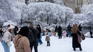 미국 뉴욕&middot;북유럽에 눈폭풍&hellip;잇단 항공편 결항에 교통 대란