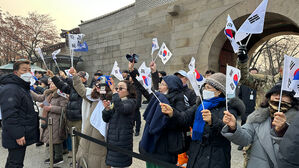 전날 밤부터 몰려든 지지자들, 청와대 첫 출근 행렬에 '만세삼창'