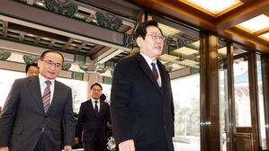 이 대통령, 지지자 환영 속 '통합 넥타이' 매고 청와대 첫 출근