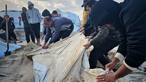 흠뻑 젖은 담요&middot;물에 잠긴 화덕&hellip;겨울 폭우에 가자 고통 가중