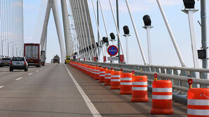 드럼통 600개 깔아도&hellip;"남성 추락했다" 다리엔 차량만