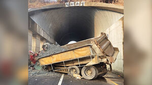 시흥 학미터널 입구서 화물차 단독 사고&hellip;운전자 숨져