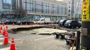 인천 서구청역 인도서 깊이 1.5ｍ 땅 꺼짐&hellip;도로 부분 통제