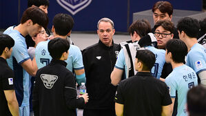 우리카드 또 '봄배구' 멀어지나&hellip;파에스 감독 "압박감 이겨야"