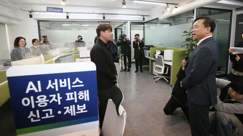 김종철 방송미디어통신위원장이 29일 서울 강남구 온라인피해365센터를 방문해 현장 의견을 청취하고 있다. 