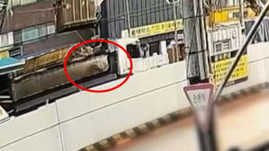 굴러간 바위 30m 아래로&hellip;또 지하철 공사장서 사망