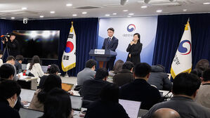 '해킹 책임' KT에&hellip;"모든 이용자 위약금 면제해야"