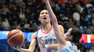 여자농구 삼성생명, 신한은행 꺾고 4위로&hellip;4명 두 자릿수 득점