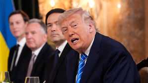 트럼프, 취재진에 점심 권하며 "몇몇은 25 불짜리 뇌물로 생각해"