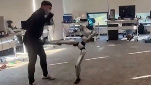 "콩트인 줄" 화제의 영상&hellip;로봇 발차기에 '억'