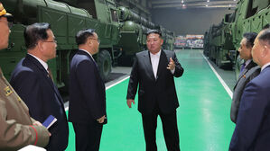 김정은, 초대형 방사포 차량 공장 시찰 "전략적 공격 수단&hellip;포병 무력 완전히 일신"