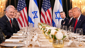 트럼프, 취재진에 점심 권하며 "몇몇은 25불짜리 뇌물로 생각해"