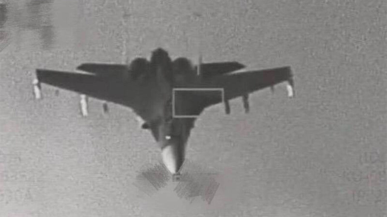 타이완군 F-16 전투기가 촬영한 중국군 J-16 전투기 모습 (사진=타이완 국방부 제공, 연합뉴스)