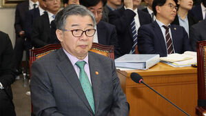 '윤 임명' 유철환 권익위원장 임기 1년 앞두고 사의 표명