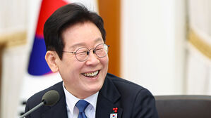 산업부에 피자 쏜 이 대통령&hellip;"수출 7천억 달러 달성 수고"