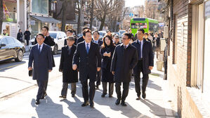 이 대통령, 청와대 근처 식당서 '깜짝 오찬'&hellip;"상인 격려"