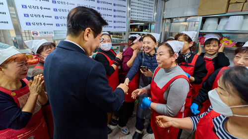 이재명 대통령이 30일 국무회의를 마친 뒤 청와대 인근 삼청동의 한 식당을 방문해 직원들과 인사하고 있다. (사진=청와대 제공, 연합뉴스)