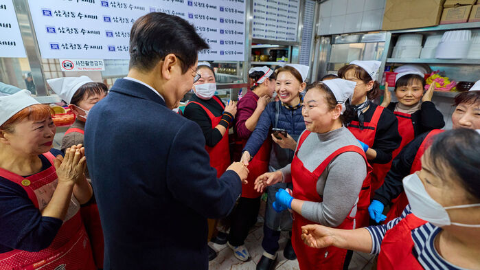이재명 대통령이 30일 국무회의를 마친 뒤 청와대 인근 삼청동의 한 식당을 방문해 직원들과 인사하고 있다. (사진=청와대 제공, 연합뉴스)