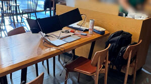 테이블 위 모니터 2개&hellip;카페 '민폐 손님' 논란