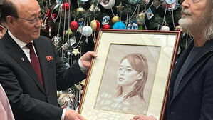 러, '김여정 초상화' 선물&hellip;'트럼프 초상' 화가가 제작