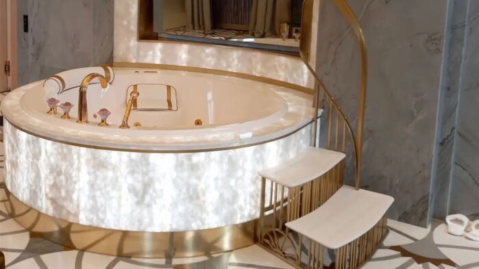 FBK 보고서에 등장하는 푸틴 대통령의 '초호화 별장' 욕실 (사진=더타임스 제공, 연합뉴스)