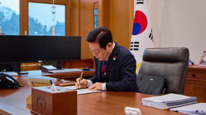 이 대통령, 김호철 감사원장&middot;박수근 중노위원장에 임명장 수여