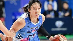 김단비 '더블더블' 활약&hellip;우리은행, BNK 잡고 단독 4위