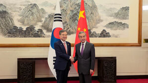 중 왕이 "일 일부세력, 역사 후퇴 시도&hellip;한, 올바른 입장 취해야"