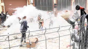 마구 뒤엉키더니 밀가루&middot;달걀 세례&hellip;"시위하는 줄" 반전