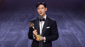 이제훈, 모범택시3로 SBS 연기대상 수상&hellip;무대서 눈물