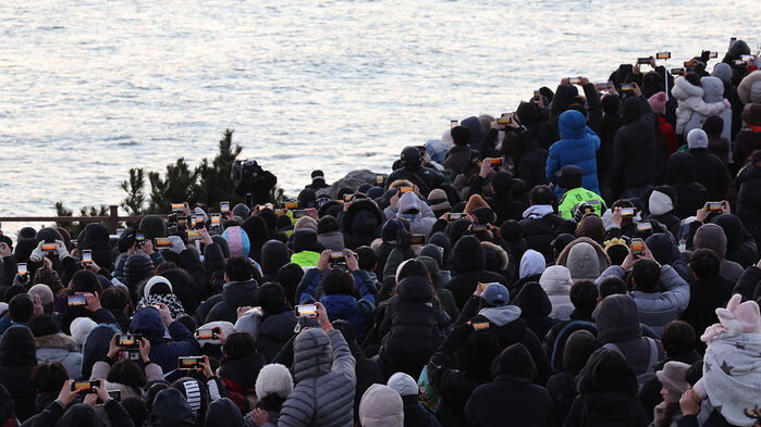 1일 오전 한반도 육지에서 해가 가장 먼저 뜨는 울산시 울주군 서생면 간절곶에서 해맞이객들이 2026년 첫 일출을 기다리고 있다.