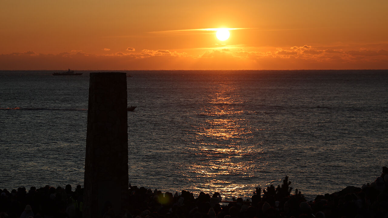 새해 첫날인 1일 오전 한반도 육지에서 해가 가장 먼저 뜨는 울산시 울주군 서생면 간절곶에서 2026년 첫 해가 떠오르고 있다. (사진=연합뉴스)