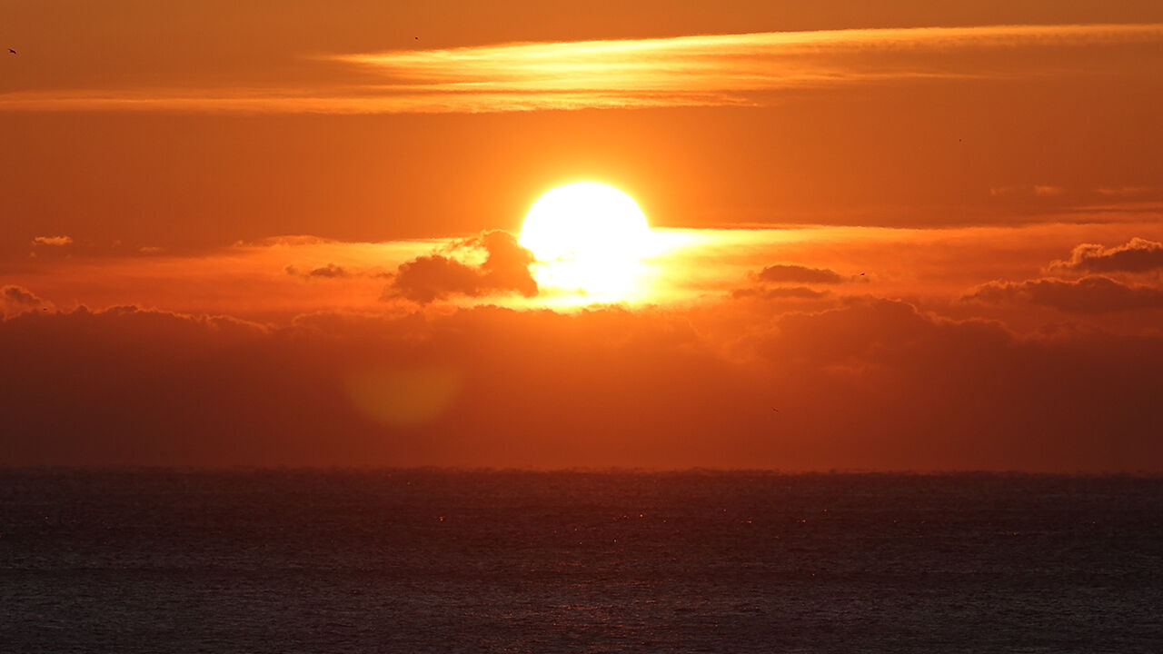 새해 첫날인 1일 오전 한반도 육지에서 해가 가장 먼저 뜨는 울산시 울주군 서생면 간절곶에서 2026년 첫 해가 떠오르고 있다. (사진=연합뉴스)