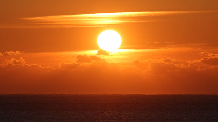 새해 첫날인 1일 오전 한반도 육지에서 해가 가장 먼저 뜨는 울산시 울주군 서생면 간절곶에서 2026년 첫 해가 떠오르고 있다.