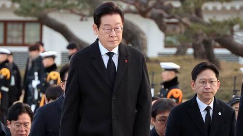 이재명 대통령이 새해 첫날인 1일 국립서울현충원에서 참배를 위해 이동하고 있다.