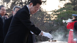 이 대통령, 현충원 참배&hellip;"대도약 원년 국민과 함께 열겠다"