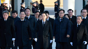 국민의힘 지도부 현충원 참배&hellip;장동혁 "국민을 위한 정치"