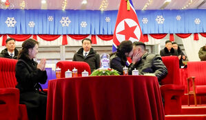 김정은에 '볼 뽀뽀'로 존재감 부각한 주애&hellip;김여정 자녀도 노출